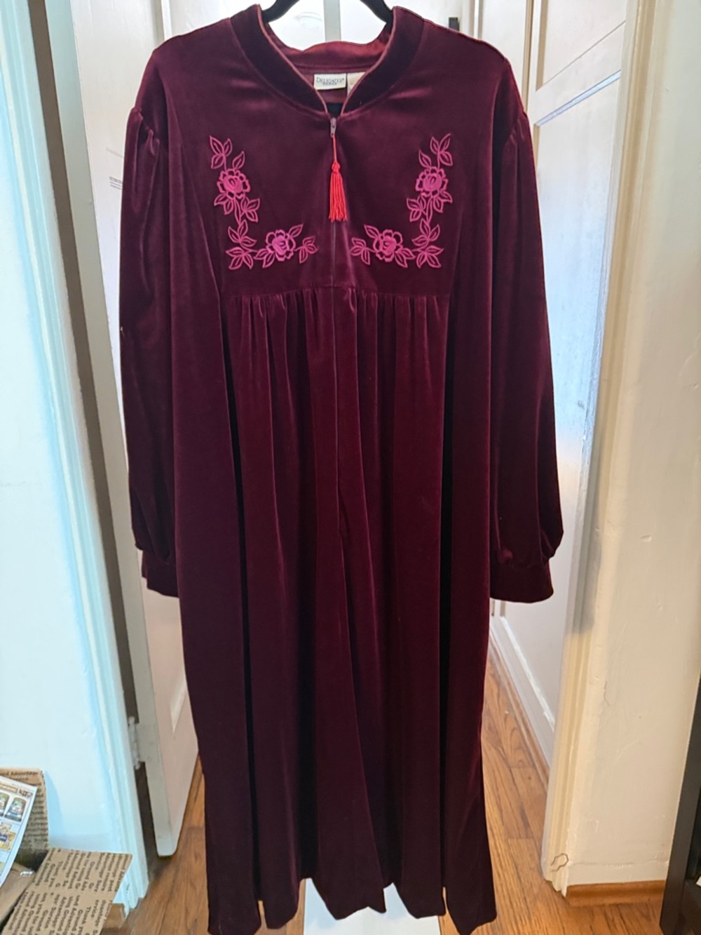 Vintage Delicates Woman Burgundy Velvet House Dress Robe With Embroidery